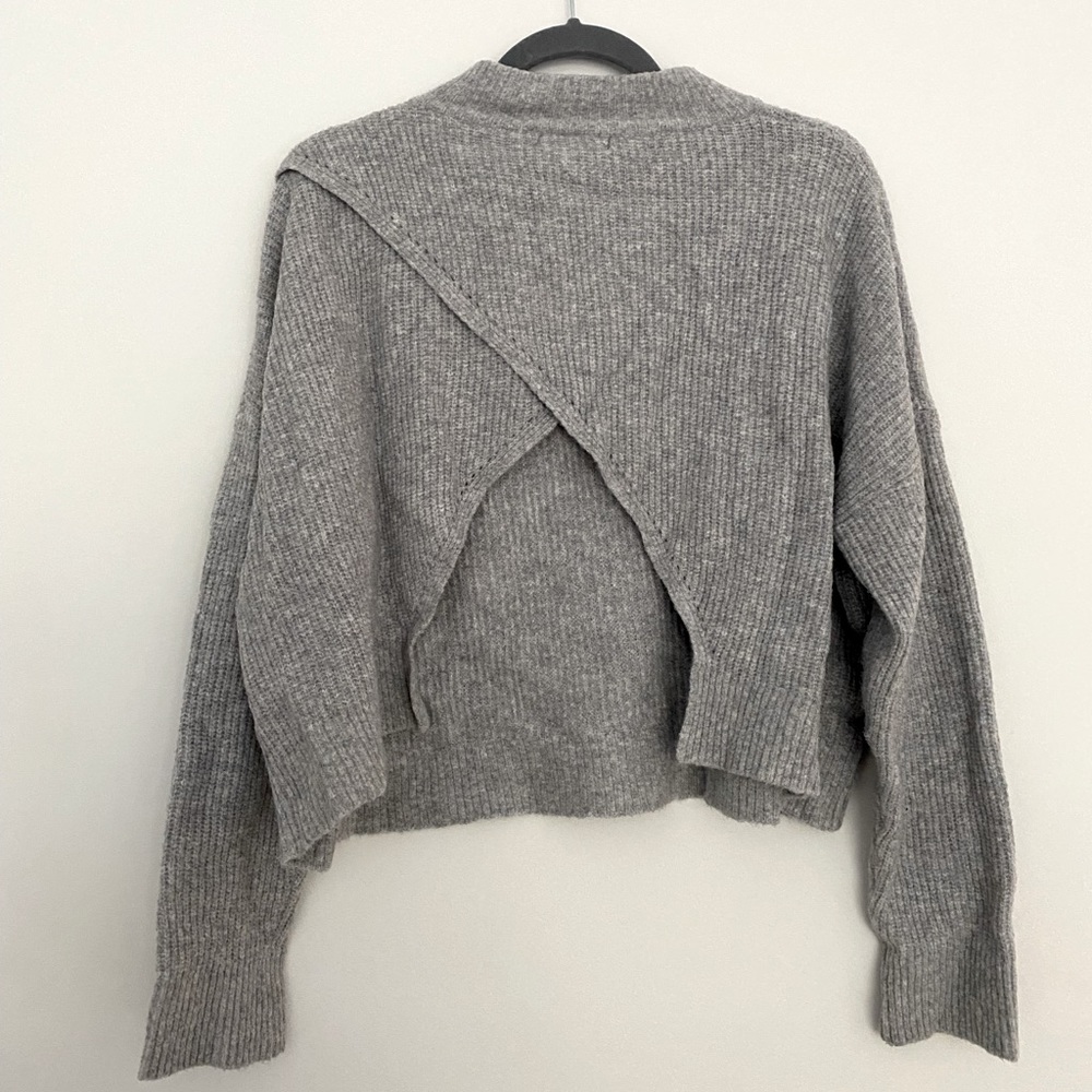 Open-back Lulus Crop Gray Sweater